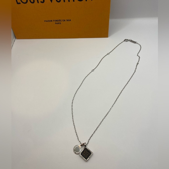 Authentic Louis Vuitton Adjustable Silvertone Necklace - Picture 3 of 11